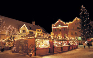 Sterzing war einst eine ber¸hmte Handelsstadt. Im Winter fasziniert der mittelalterliche Stadtkern mit seinem beschaulichen Weihnachtsmarkt.